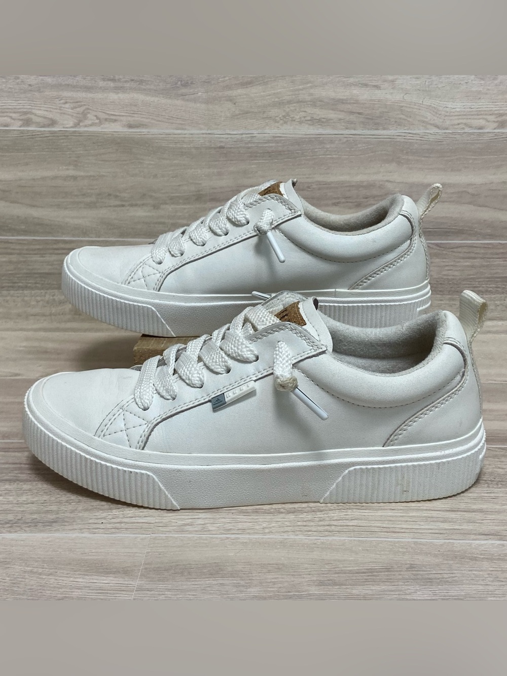 REEF / Lay Down Dawn White Leather Sneaker Size 8 - Picture 2 of 14